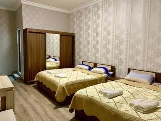 Отель Hotel Red Bridge Кутаиси Четырехместный номер с ванной комнатой-2