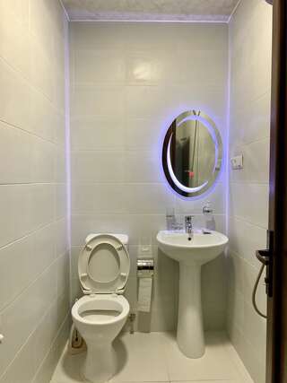 Отель Hotel Red Bridge Кутаиси Четырехместный номер с ванной комнатой-5