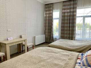 Отель Hotel Red Bridge Кутаиси Четырехместный номер эконом-класса с общей ванной комнатой-3