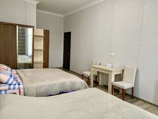 Отель Hotel Red Bridge Кутаиси Четырехместный номер эконом-класса с общей ванной комнатой-4