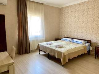 Отель Hotel Red Bridge Кутаиси Двухместный номер с 1 кроватью и собственной ванной комнатой-1