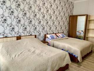 Отель Hotel Red Bridge Кутаиси Четырехместный номер эконом-класса с общей ванной комнатой-6