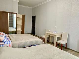 Отель Hotel Red Bridge Кутаиси Четырехместный номер эконом-класса с общей ванной комнатой-7