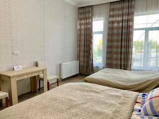 Отель Hotel Red Bridge Кутаиси Четырехместный номер эконом-класса с общей ванной комнатой-8